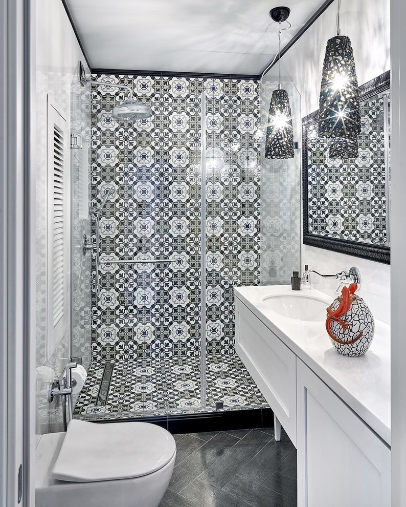 Aménagement intérieur d'une salle de bain de 4 m² avec douche - photo