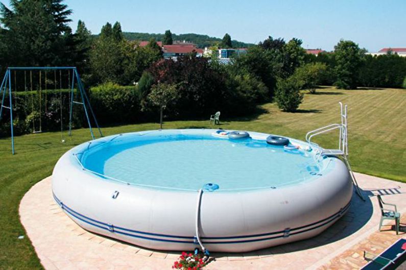 Piscina gonflabila pentru copii pentru o resedinta de vara