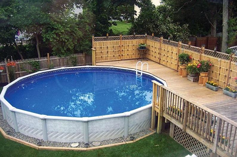 Piscina de estrutura para uma residência de verão