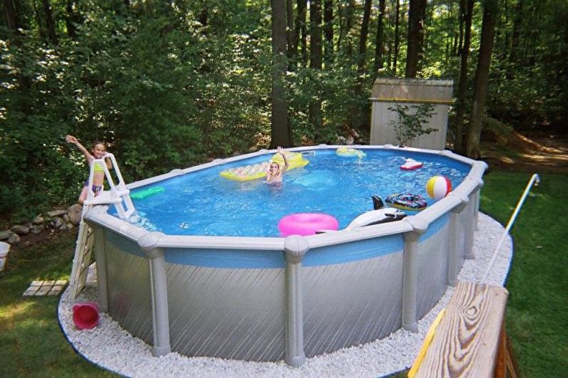 Piscina de estrutura para uma residência de verão