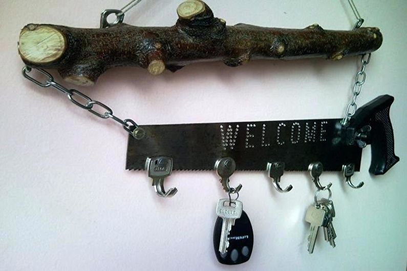 Wall-mounted key keeper for the entrance hall - DIY key keeper design