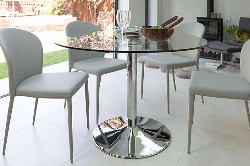 Round dining table