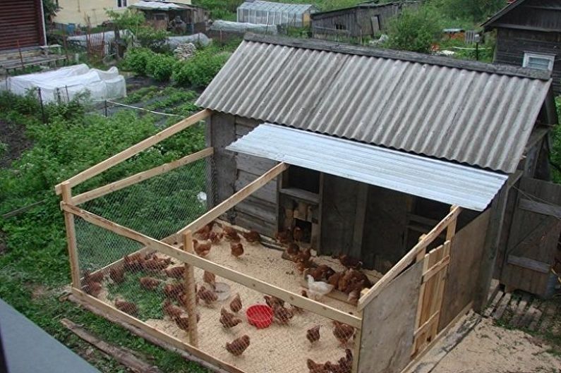 DIY Coop - Techo en el gallinero