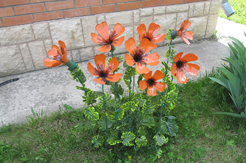 DIY garden decorations from plastic bottles