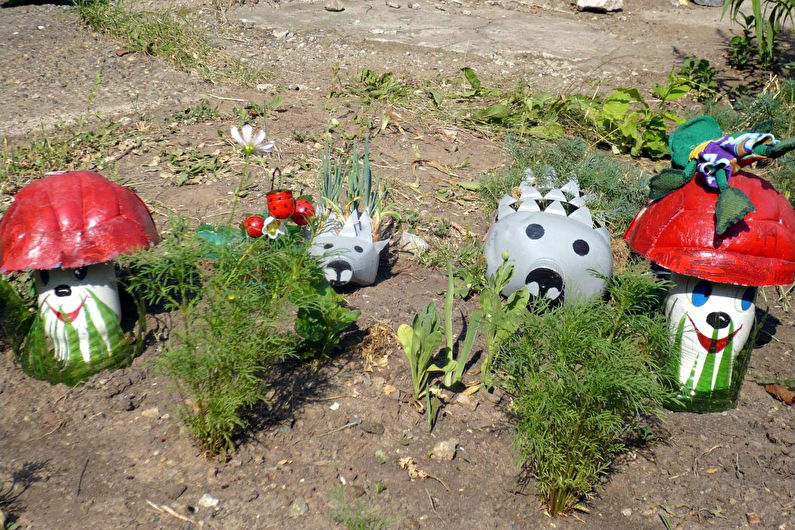 DIY garden decorations from plastic bottles