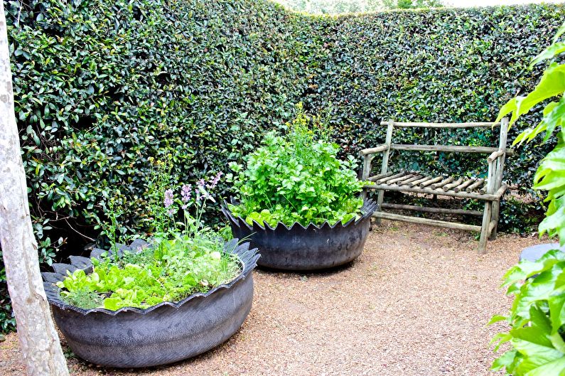 DIY garden decorations from tires