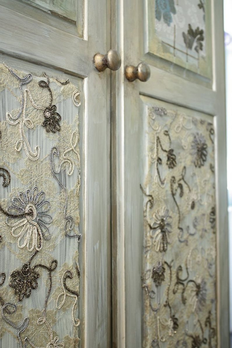 DIY Old Door Decor - Stof