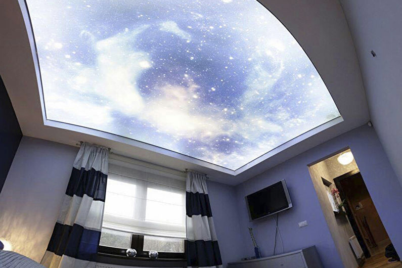 Tetos de estiramento com iluminação no quarto - céu estrelado