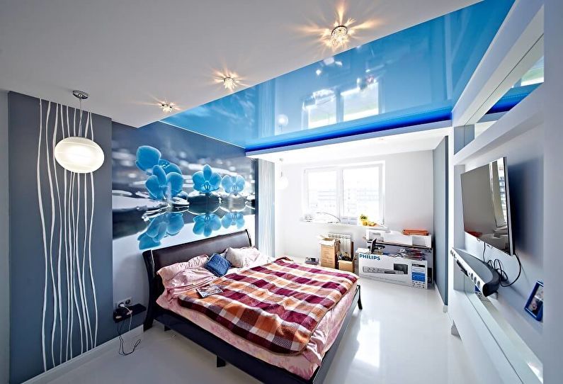 Blue stretch ceilings in the bedroom - photo