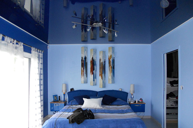 Blaue Spanndecke im Schlafzimmer - Foto