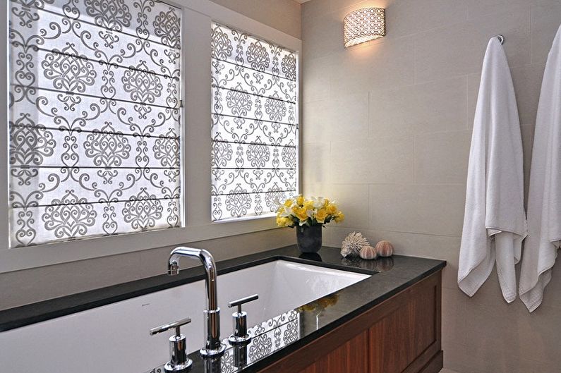 Cortinas romanas en el baño