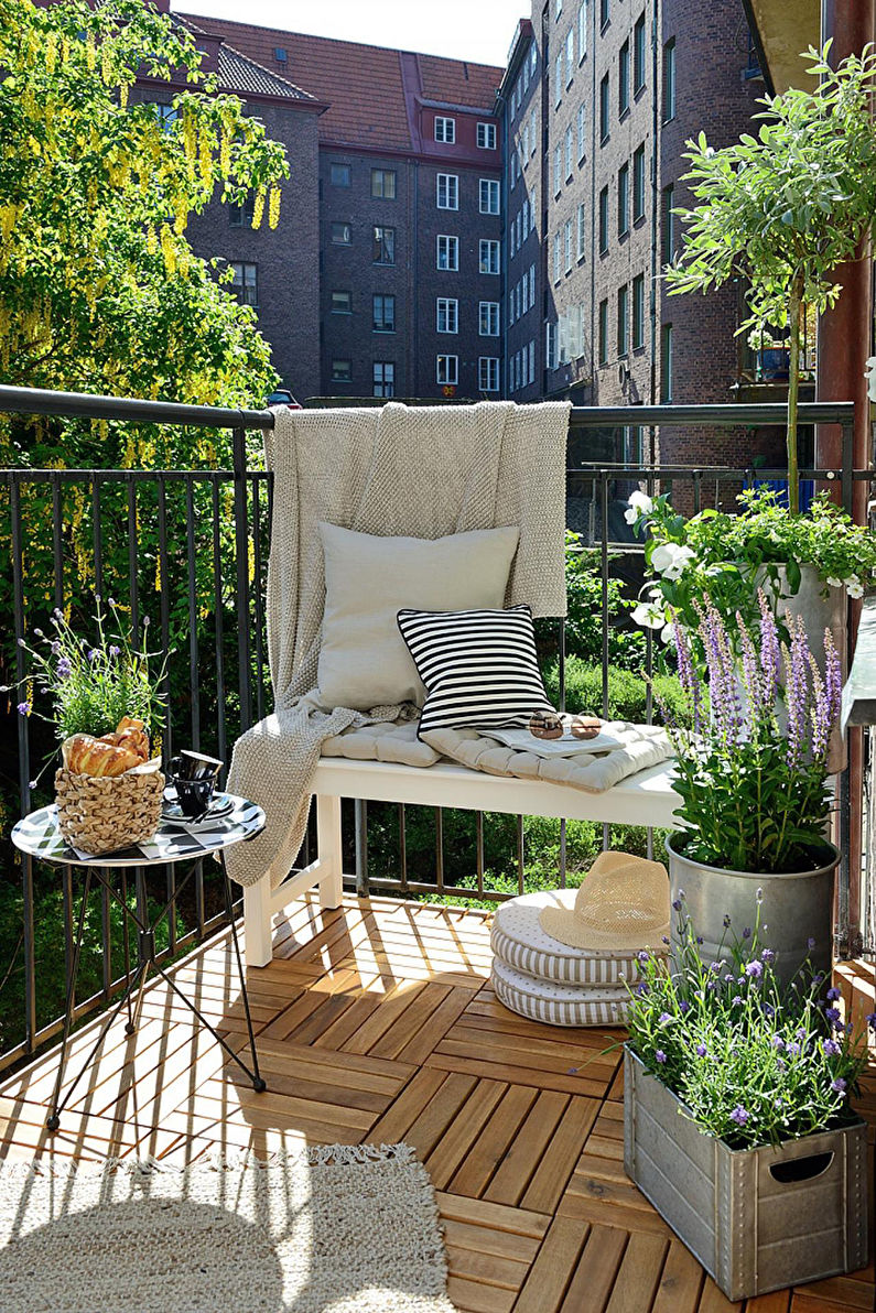 Anordnung eines Erholungsgebietes auf dem Balkon - Innenarchitektur