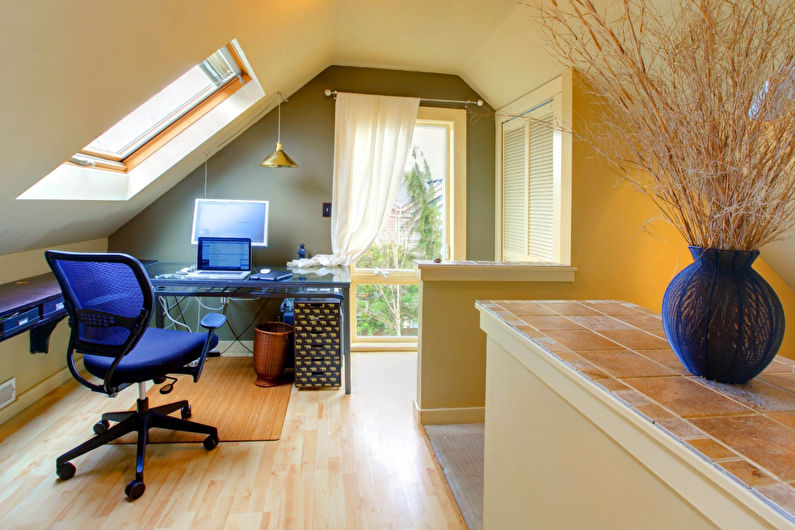 Aménagement intérieur d'un bureau mansardé - photo