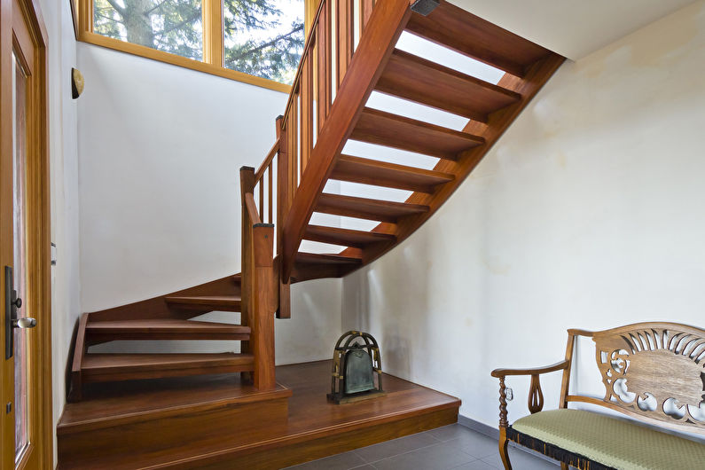 Escaleras de madera al segundo piso