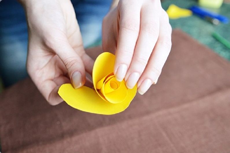 Do-it-yourself yellow rosas mula sa papel