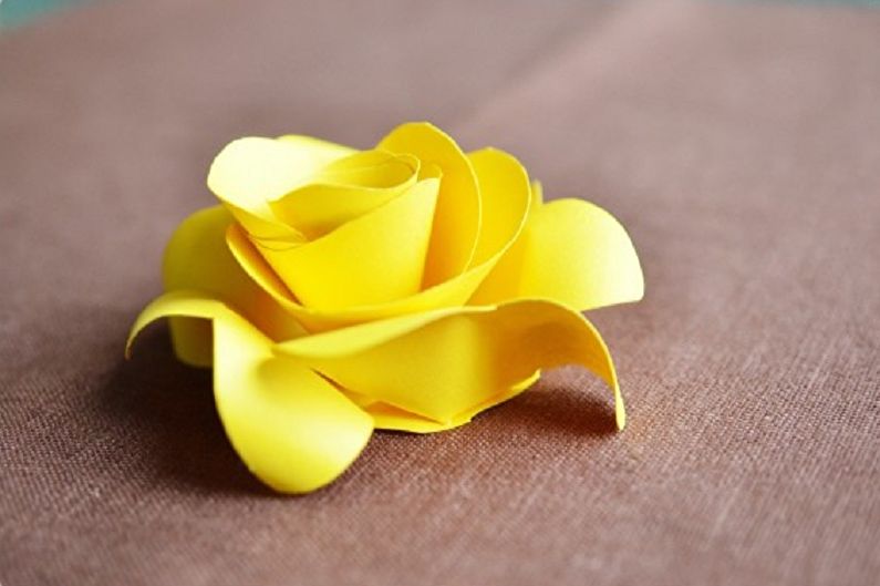 Do-it-yourself kuning naik dari kertas