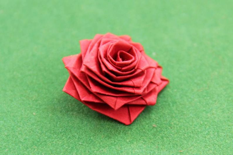 Rosa de papel hágalo usted mismo utilizando la técnica de quilling