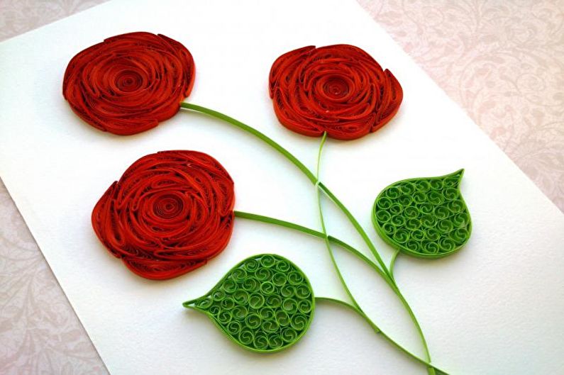 Rosa de papel hágalo usted mismo utilizando la técnica de quilling