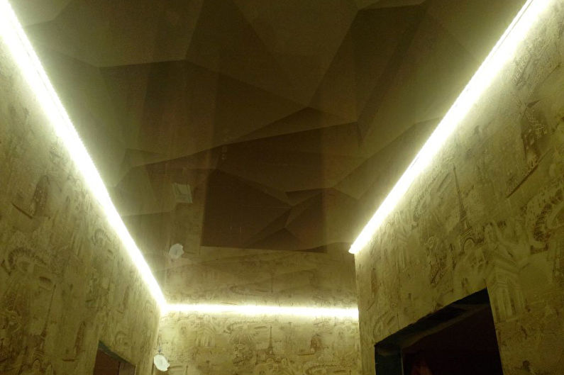 Plafond tendu dans un petit couloir - Effet planant