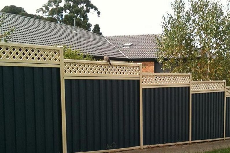 Do-it-yourself fences from corrugated board - photo