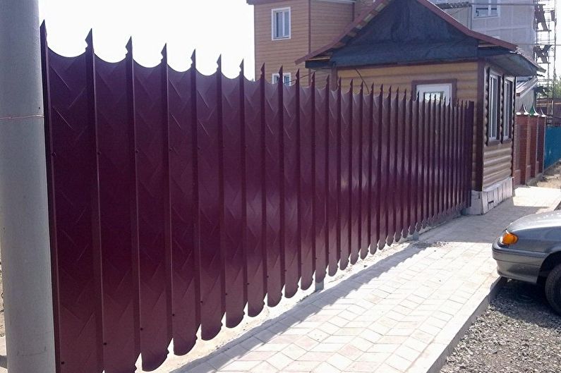 Do-it-yourself fences from corrugated board - photo