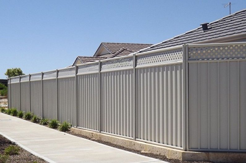 Do-it-yourself fences from corrugated board - photo