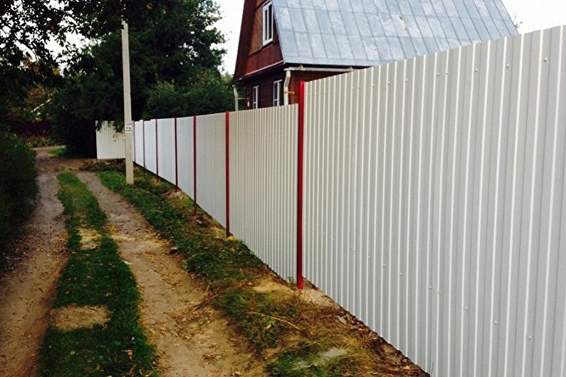 Do-it-yourself fences from corrugated board - photo