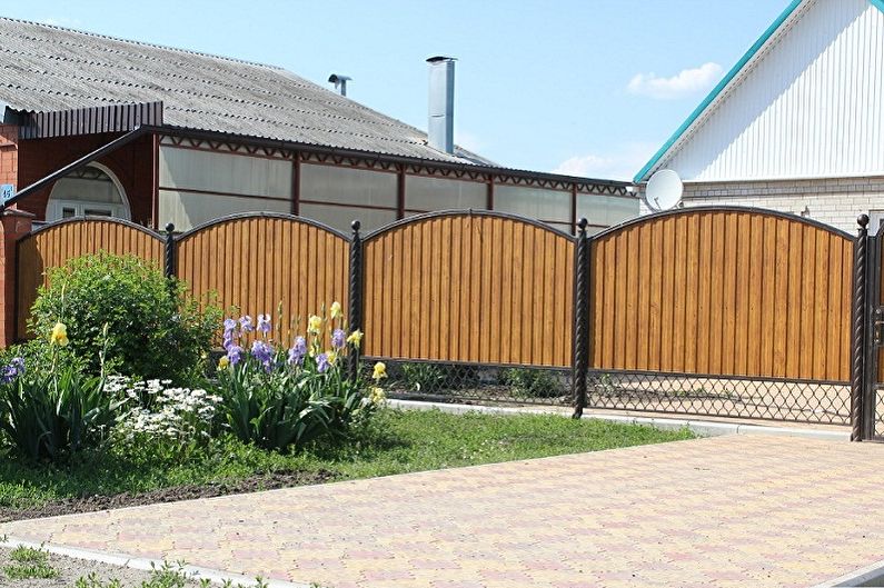 Do-it-yourself fences from corrugated board - photo