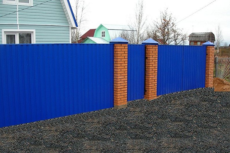 Do-it-yourself fences from corrugated board - photo