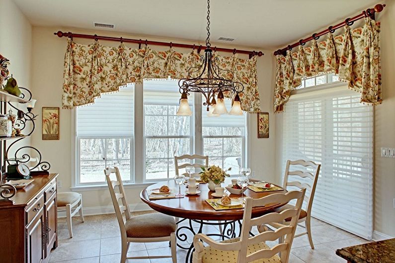 Tipos de cortinas en la cocina: arcos de cortina y lambrequines