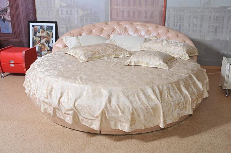 Round bed in the bedroom - Bedding