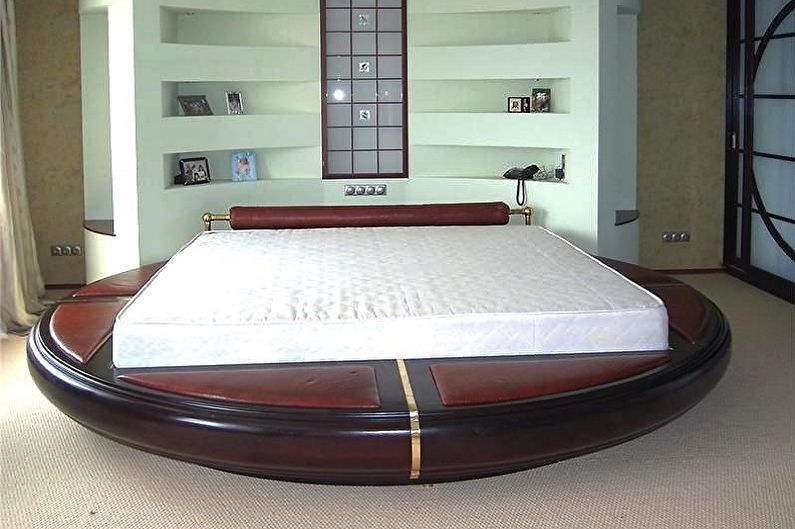 Round bed sa silid-tulugan - larawan