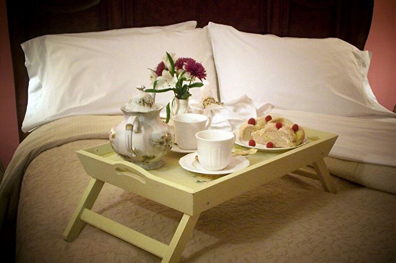 Mesa de café da manhã na cama - Como escolher o modelo certo