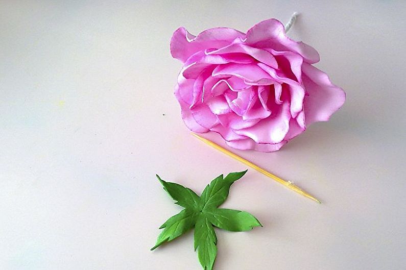 DIY Foamiran Rose - прост начин да направите пъпка роза