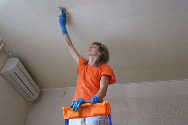 Comment laver un plafond tendu sans traces à la maison - Comment éliminer la contamination après une réparation globale