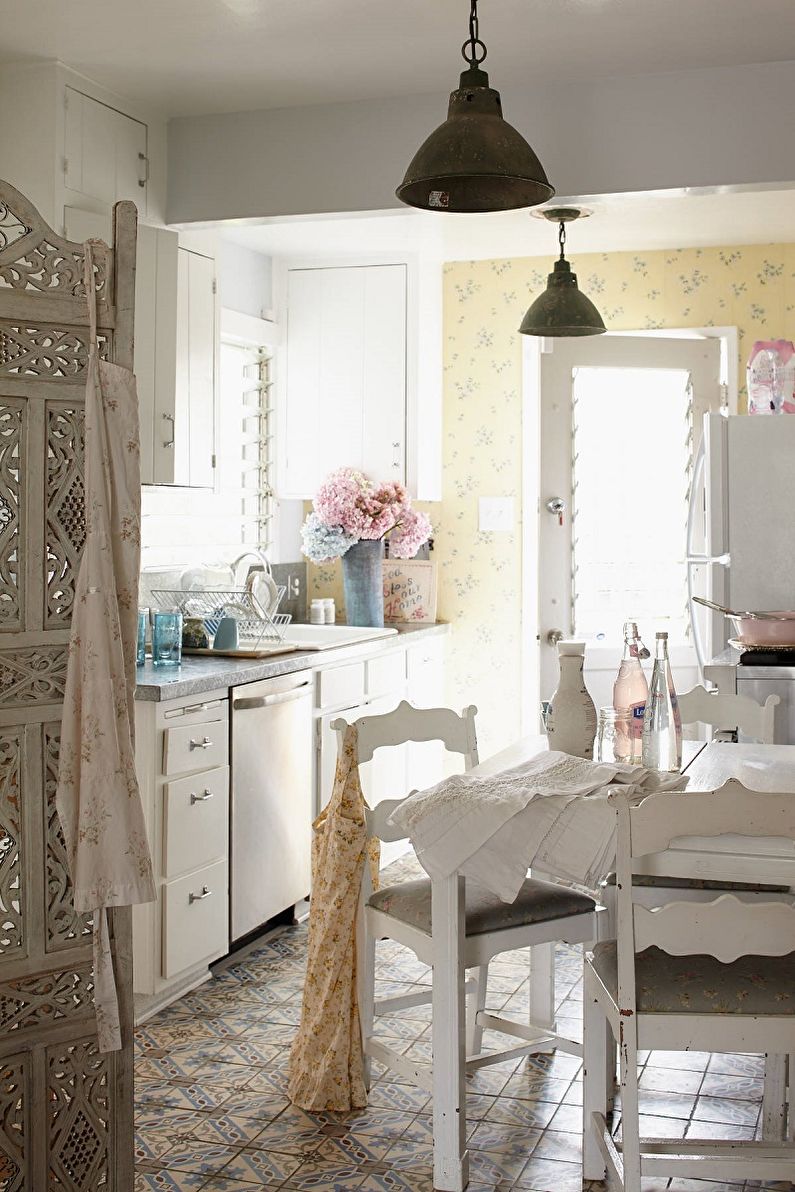 Cuina de 13 m² a l'estil de shabby chic - Disseny d'interiors