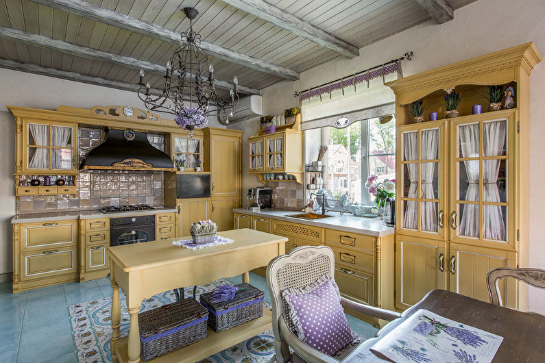 La combinación de colores en el interior de la cocina - foto