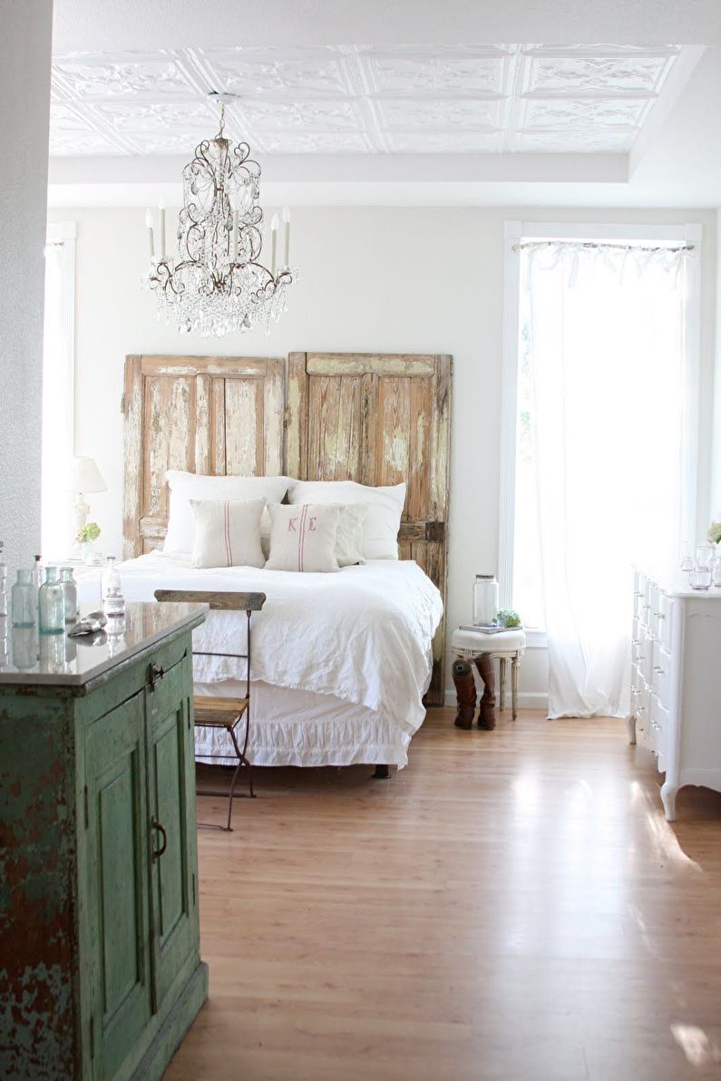 Dormitorio de diseño de interiores en el estilo de shabby chic - foto