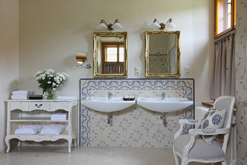 Interior design di un bagno nello stile di shabby chic - foto