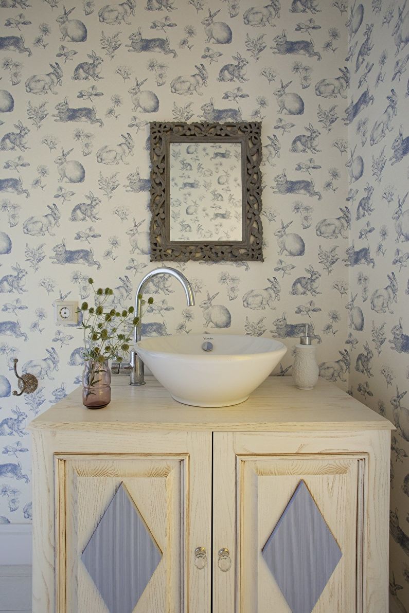 Interior design of a bathroom in the style of shabby chic - photo