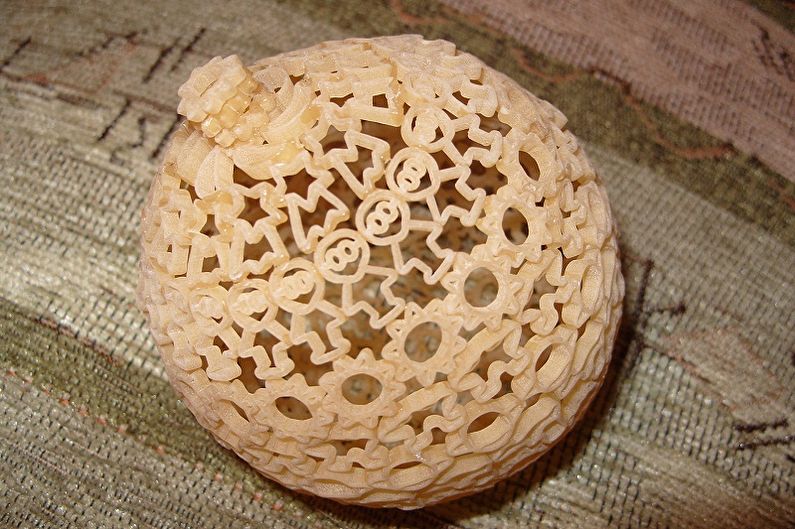 Mestieri di pasta natalizia fai da te - Sfera di pasta sull'albero di Natale