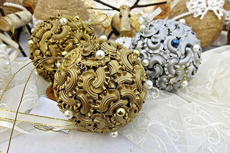 DIY Christmas pasta crafts - Ball of pasta on the Christmas tree