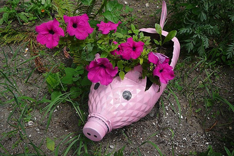 Gør-det-selv-gade blomsterpotter til blomster fra plastflasker