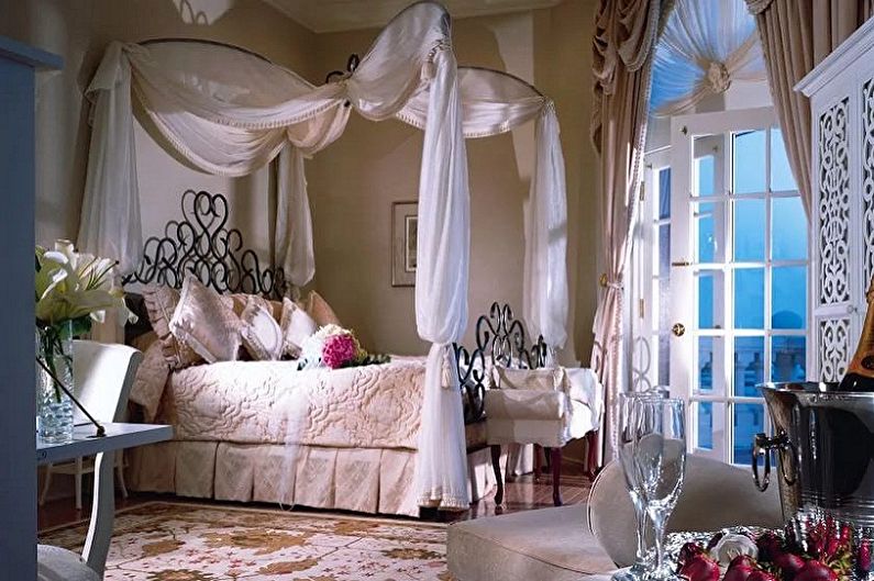 Four Poster Beds - Photo