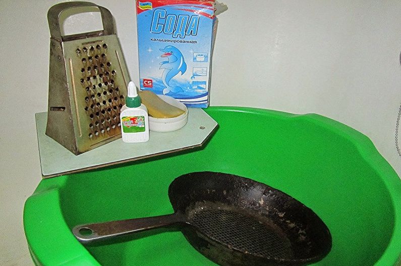 Paano linisin ang isang Cast Iron Frying Pan - Powder at Soda