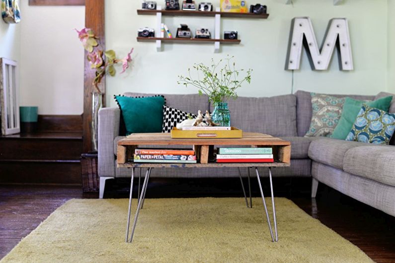 Do-it-yourself coffee table made of pallets, pallets