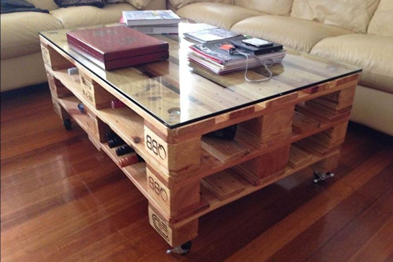 Do-it-yourself coffee table made of pallets, pallets