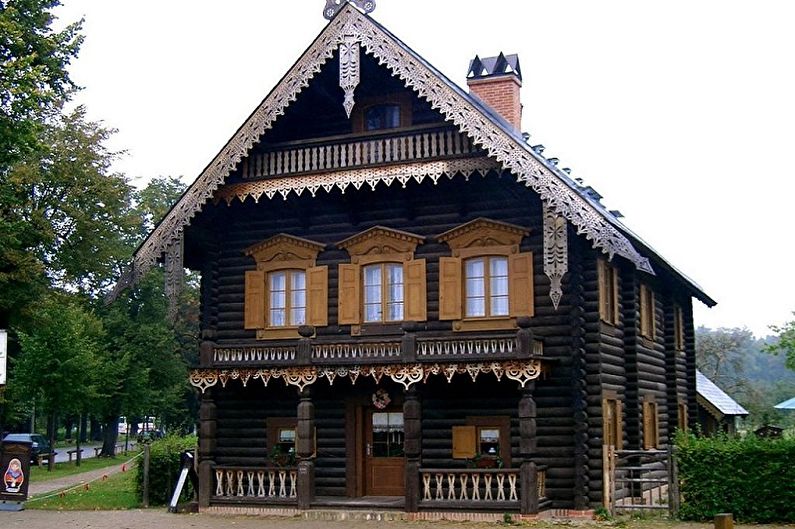 Moderne projecten van blokhutten - Huis gemaakt van boomstammen met decoratief houtsnijwerk