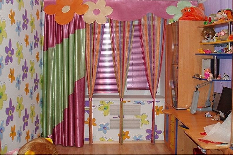 Cortines de filament a l’interior d’una habitació infantil