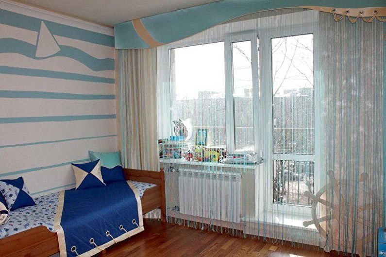 Cortinas de filamentos en el interior de una habitación infantil.